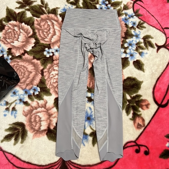 🍋Lululemon Gray Women’s Mesh Lined Leggings. Size 2. 12” Waist. Scalloped Hem - Picture 4 of 6